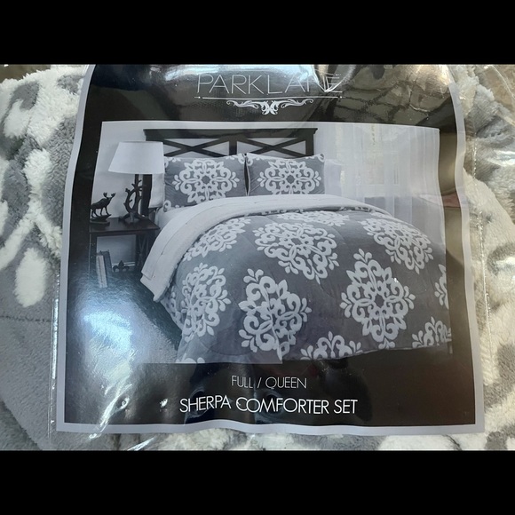 Parklane Other - Gorgeous Grey Gray Shearling Comforter w Design and Shams